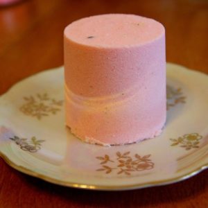 Денежная бомбочка для ванны с маслом медовой дыни, ши, бокаши и настоящими деньгами(реальным денежным кэшбеком) внутри купить в Москве